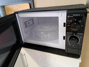 a microwave oven sitting on top of a counter at Apartment Curly in Scheyern