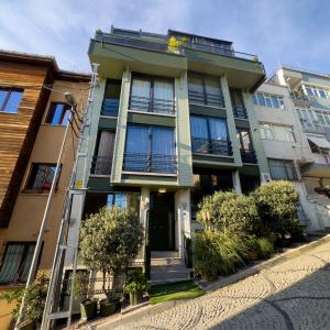 un edificio de apartamentos con balcones en una calle en Bosphorus Seaview flat & Alexa smart home by SUMMITVISTA, en Estambul