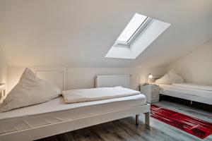 1 dormitorio con 1 cama y tragaluz en Zeiser, en Pfullendorf