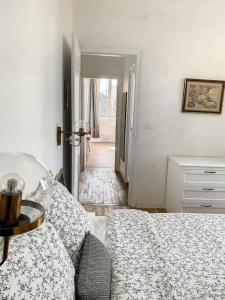 een witte slaapkamer met een bed en een hal bij Le Maurice 4 - Villa Maurice in Compiègne