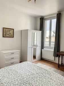 een slaapkamer met een bed, een dressoir en een raam bij Le Maurice 4 - Villa Maurice in Compiègne