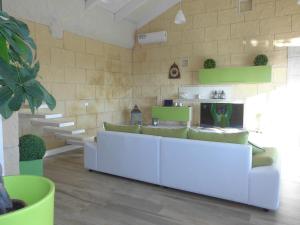 マルサラにあるCasabianca Marsalaの緑と白の家具が備わるロビー