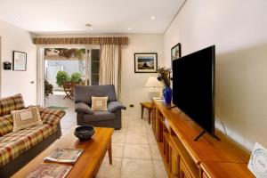 A television and/or entertainment centre at Vcv Bungalow Belda