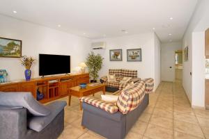 A television and/or entertainment centre at Vcv Bungalow Belda