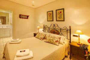 A bed or beds in a room at Vcv Bungalow Belda Még 30 kép