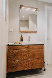 La salle de bains est pourvue d'une commode en bois et d'un lavabo. dans l'établissement Janina's Dragonfly house, à Nova Vas