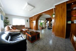 a living room with a couch and a table at Villa Meli in Villarejo de Salvanés