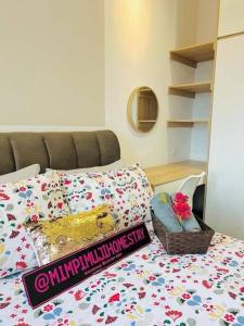 a bedroom with a bed with flowers on it at Mimpi Muji Homestay Vista Bangi in Kajang