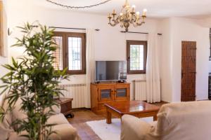 Televízia a/alebo spoločenská miestnosť v ubytovaní Villa Miguel