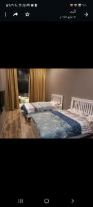 Una foto de un dormitorio con 2 camas en شاليه ايفنت, en Ilbaras