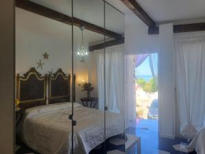 トロペアにあるCasa Vacanze Miceliのベッドルーム1室(ガラス張りのベッド1台付)