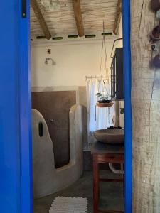 a bathroom with a tub and a sink at Chalé Perto Do Céu in São Thomé das Letras