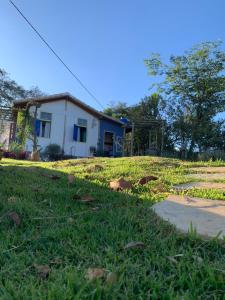 een huis bovenop een weelderige groene tuin bij Chalé Perto Do Céu in São Thomé das Letras