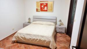 1 dormitorio con 1 cama y 2 mesitas de noche en Villa Sinforosa - Mondello, en Mondello