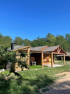 una casa con techo de gambrel y un patio en ENTRE BAMBUES en Los Ángeles