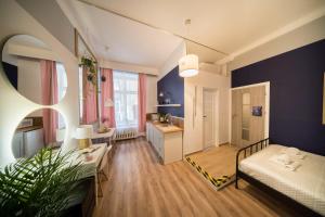 Roller Aparthotel في كراكوف: غرفة فيها سرير ومغسلة