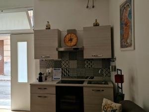 Η κουζίνα ή μικρή κουζίνα στο 4 Via Valona - executive luxury apartment