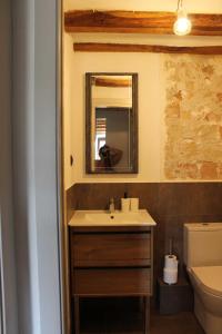 TivissaにあるCA LA MUMのバスルーム(洗面台、鏡、トイレ付)