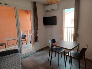 Televízia a/alebo spoločenská miestnosť v ubytovaní Apt 91, T2 à LECCI avec piscines, proche plage