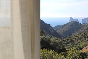 ein Fenster mit Bergblick in der Unterkunft Vida Noa - Casa vista mare - Sud Sardegna in Nebida