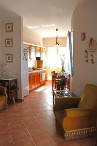 ein Wohnzimmer mit einem Sofa und einer Küche in der Unterkunft Vida Noa - Casa vista mare - Sud Sardegna in Nebida