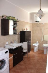ein Badezimmer mit einer Waschmaschine und einer Waschmaschine in der Unterkunft Vida Noa - Casa vista mare - Sud Sardegna in Nebida