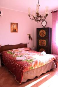 ein Schlafzimmer mit einem Bett mit zwei Handtüchern darauf in der Unterkunft Vida Noa - Casa vista mare - Sud Sardegna in Nebida