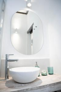 bagno con lavandino bianco e specchio di Casa El Terrero a Gáldar