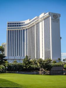 un gran edificio con un parque enfrente en Westgate Las Vegas Resort and Casino, en Las Vegas