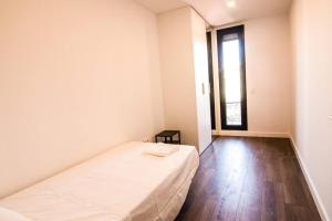 a white bedroom with a bed and a window at 4-1 Apartamento de diseño en el centro de Reus in Reus