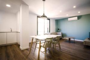 cocina y comedor con mesa y sillas en 4-1 Apartamento de diseño en el centro de Reus, en Reus
