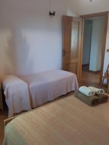 Ielsi的住宿－Agriturismo Masseria Testa Ciruglio，卧室配有两张床和毛巾,位于地板上