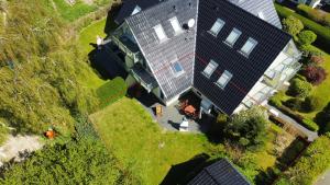 una vista aérea de una casa grande con paneles solares. en Ostseegarten Nienhagen, en Ostseebad Nienhagen