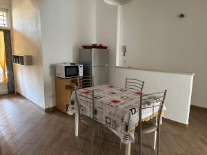 A kitchen or kitchenette at Appartamento via centro