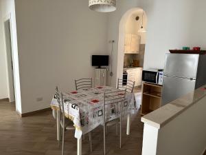 A kitchen or kitchenette at Appartamento via centro