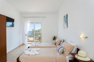 アルハンゲロスにあるStelios studiosの海の景色を望む客室で、ベッド2台が備わります。