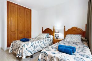 twee bedden naast elkaar in een slaapkamer bij Callao Beach 5 in Arrieta