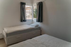 een slaapkamer met twee bedden en een raam bij El Libre - Ocean View Apartment in Puerto Rico de Gran Canaria +27 foto's