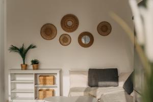 een woonkamer met een bed en een tafel bij El Libre - Ocean View Apartment in Puerto Rico de Gran Canaria