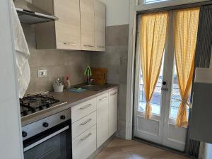 A kitchen or kitchenette at Appartamento via centro Még 4 kép
