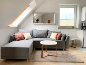 - un salon avec un canapé et une table dans l'établissement Neujellingsdorf "Meer Natur Blick", à Westfehmarn