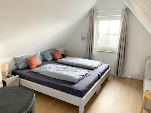 Ce lit se trouve dans un dortoir doté d'une grande fenêtre. dans l'établissement Neujellingsdorf "Meer Natur Blick", à Westfehmarn