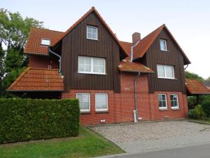 une grande maison avec un toit brun dans l'établissement Neujellingsdorf "Meer Natur Blick", à Westfehmarn