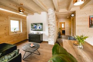 TV a/nebo společenská místnost v ubytování Chalet 49 Nesselgraben - Ferienwohnungen aus Holz