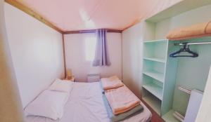 Posteľ alebo postele v izbe v ubytovaní O'Sofa Camping du Parc de Crémault