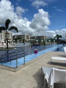 - une grande piscine avec des baigneurs dans l'établissement Muro Alto Condominio Clube Apt.111 térreo, à Porto de Galinhas