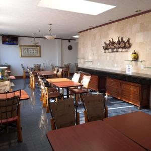 a restaurant with tables and chairs and a bar at Howard Johnson by Wyndham Toluca in Toluca