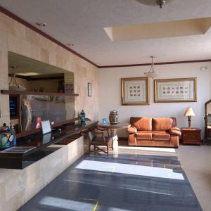 - un salon avec un canapé et une table dans l'établissement Howard Johnson by Wyndham Toluca, à Toluca