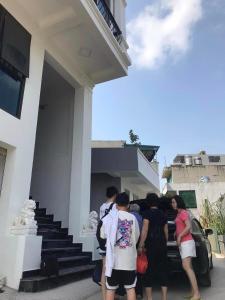 a group of people standing outside of a building at Homestay giường tầng view thoáng tại Bãi Cháy Hạ Long in Ha Long