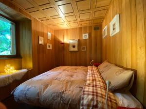 a bedroom with a bed in the corner of a room at Appartamento sulle piste - Casa Folgarida in Folgarida
